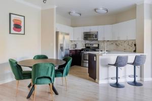 eine Küche und ein Esszimmer mit Tisch und Stühlen in der Unterkunft Blueground Santa Clara pool nr Central Park SFO-2067 in Agnew