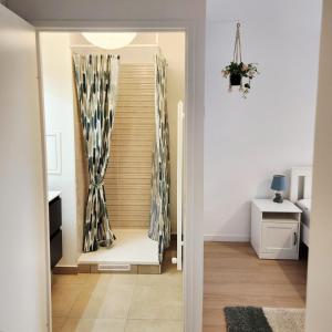 a room with a sauna in the corner of a room at Élégant appartement lumineux à Senlis in Senlis +7 photos