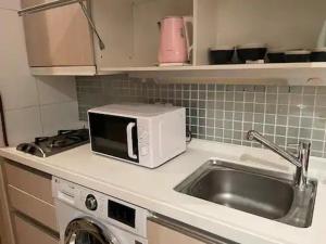 Η κουζίνα ή μικρή κουζίνα στο 인천공항 게스트하우스 +2 φωτογραφίες