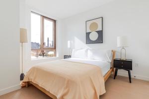 Postel nebo postele na pokoji v ubytování Blueground South Williamsburg view nr Brooklyn Bridge NYC-2135 + 21 fotografií