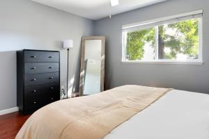 レッドウッドシティにあるBlueground Edgewood Park pool nr Edgewood Park SFO-2073のベッドとドレッサーと窓のある寝室 +22枚の写真