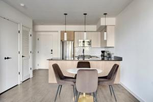 une cuisine avec une table et des chaises dans une pièce dans l'établissement Blueground New Tacoma balcony nr Museum SEA-957, à Tacoma 14 autres photos