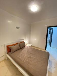 ein Schlafzimmer mit einem großen Bett in einem Zimmer in der Unterkunft resident faouzi Tamara harhora plage in El Harhoura