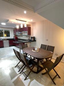 einen Esstisch und Stühle in der Küche in der Unterkunft resident faouzi Tamara harhora plage in El Harhoura
