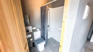 a bathroom with a toilet and a shower at Fathill Finca in Tamaide