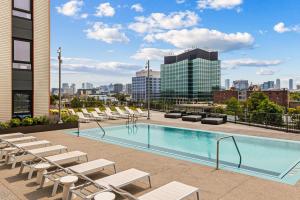 ケンブリッジにあるBlueground Ward Two pool nr Prospect Hill Park BOS-1274のラウンジチェア付きの建物の屋上プール