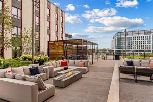 ケンブリッジにあるBlueground Ward Two pool nr Prospect Hill Park BOS-1274の屋上パティオ(ソファ、ファイヤーピット付)