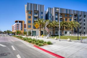 eine Straße mit Palmen vor einem Gebäude in der Unterkunft Blueground East Industrial pool nr Central Park SFO-2045 in Warm Springs District