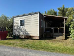 a small house on the side of the road at Mobil-home 33 st jean de monts camping 5 étoiles in Saint-Jean-de-Monts