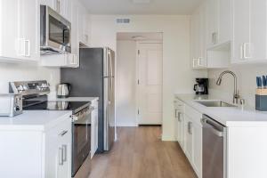 Η κουζίνα ή μικρή κουζίνα στο Blueground Midtown pool nr Stanford Park SFO-1868