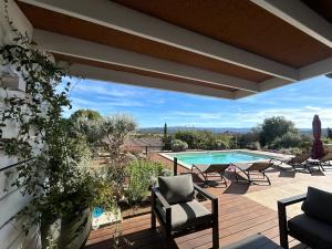 Бассейн в La Maison De Paulette или поблизости