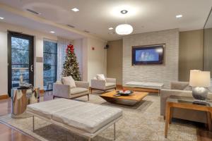 ein Wohnzimmer mit einem Weihnachtsbaum und einer Couch in der Unterkunft Blueground Bethesda fitness center nr Cabin John Park WDC-666 in Bethesda