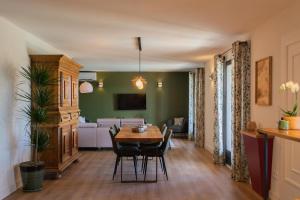 Телевизор и/или развлекательный центр в La Maison De Paulette