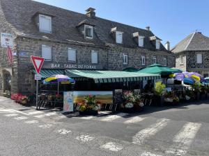 ラギオールにあるGITE DU FORAILの花傘の建物 +6枚の写真