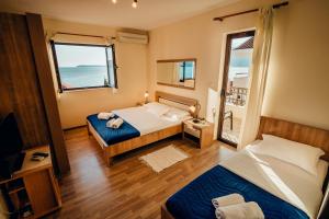 Ένα ή περισσότερα κρεβάτια σε δωμάτιο στο Apartmani Konjevic Savina