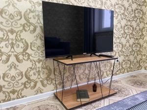 TV a/nebo společenská místnost v ubytování Уютная 2-комнатная квартира на Кошкарбаева