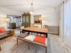 a dining room with a wooden table and a bench at Appartement 95m2, Cœur d'Aurillac, Jusqu'à 5 pers in Aurillac