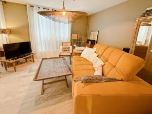 a living room with a couch and a table at Appartement 95m2, Cœur d'Aurillac, Jusqu'à 5 pers in Aurillac