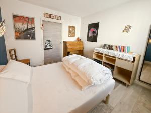 a living room with a white couch and a desk at Appartement 95m2, Cœur d'Aurillac, Jusqu'à 5 pers in Aurillac