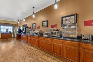 een fastfoodrestaurant met een bar met eten bij Best Western Plus Shamrock Inn & Suites in Shamrock