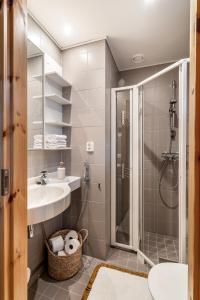 Koupelna v ubytování Villa Solvind - Hillside Villa Hosted by Hygge Host + 53 fotografií