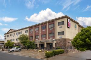 een gebouw met een vrachtwagen geparkeerd op een parkeerplaats bij Best Western Plus Shamrock Inn & Suites in Shamrock