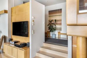 TV a/nebo společenská místnost v ubytování Villa Solvind - Hillside Villa Hosted by Hygge Host