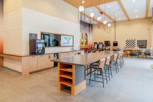 ein großes Esszimmer mit einem großen Tisch und Stühlen in der Unterkunft Blueground East Industrial pool nr Central Park SFO-2080 in Warm Springs District