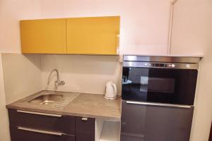 Η κουζίνα ή μικρή κουζίνα στο City centre - Room 2 with shared bathroom