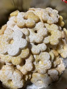 a pile of powdered donuts in a bowl at Agriboutique L'Uliveto Magico in Cannara