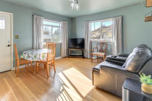 Χώρος καθιστικού στο Trail Access On-Site! Scenic Rock Springs Getaway