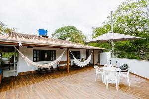 En terrasse eller udendørsområde på Casa Camburi