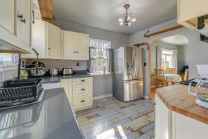 Η κουζίνα ή μικρή κουζίνα στο Trail Access On-Site! Scenic Rock Springs Getaway