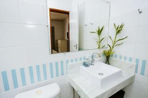 Et badeværelse på Casa Camburi + 43 billeder