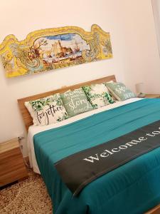 ein Schlafzimmer mit einem Bett mit einem Schild drauf in der Unterkunft Genova House in Genua