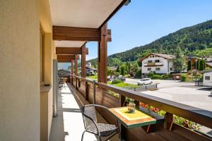 a balcony with a table and chairs and a view at Appartement 14 - Haus Voglreiter in Kaprun