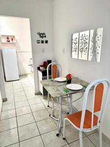 Η κουζίνα ή μικρή κουζίνα στο APT-10 Completo Com Ar-Condicionado Garagem Predio Central Perto de tudo