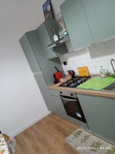 eine Küche mit Spüle und Herd Oberer Backofen in der Unterkunft Genova House in Genua