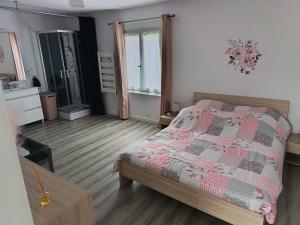 Postel nebo postele na pokoji v ubytování Maison proche Fatima batalha