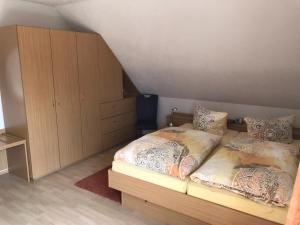 Ένα ή περισσότερα κρεβάτια σε δωμάτιο στο Ferienhaus-HirschRudel-Ferienwohnung-2