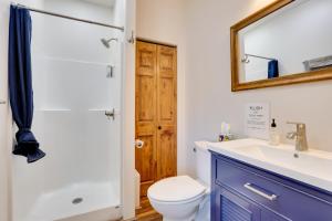 Un baño con inodoro, lavabo y espejo. en Trail Access and Scenic Views! Rural Hot Springs Gem, en Hot Springs 16 fotos más