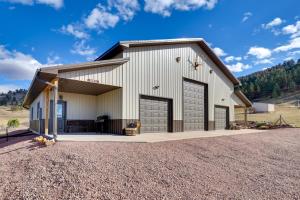 Un granero con dos puertas de garaje en un camino de grava en Trail Access and Scenic Views! Rural Hot Springs Gem, en Hot Springs