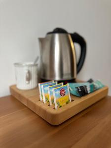 een theepot bovenop een houten tafel bij Penzion Laskala in Tišnov +11 foto's