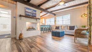 een woonkamer met een bank en een open haard bij The Shipwright's Bungalow in Saint Simons Island