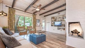 een woonkamer met een bank en een open haard bij The Shipwright's Bungalow in Saint Simons Island