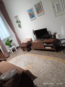 ein Wohnzimmer mit Sofa und Tisch in der Unterkunft Genova House in Genua