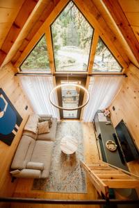 ノヴァ・ヴァロシュにあるKuća na drvetu - Zlatar Hill - Treehouseの木の家のリビングルームの上面