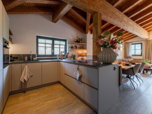 uma cozinha com uma grande ilha com uma mesa em Tauernlodge Eben D4 em Gasthof