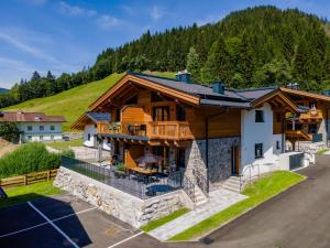 uma imagem de uma casa com uma montanha em Tauernlodge Eben D4 em Gasthof