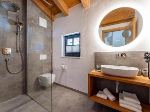 um banheiro com pia e chuveiro em Tauernlodge Eben D4 em Gasthof mais 36 fotografias